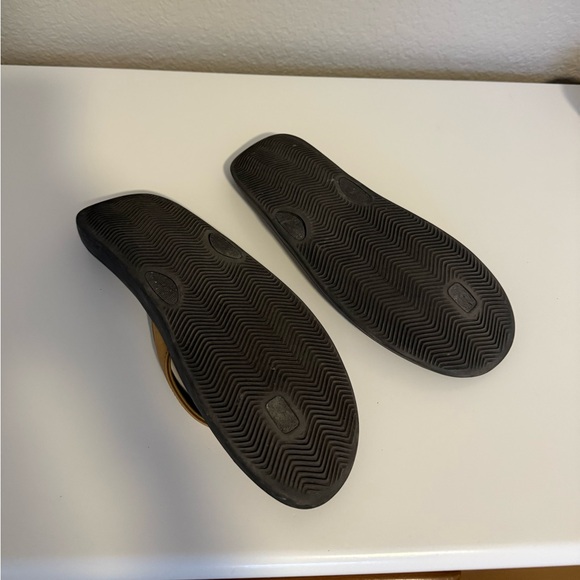 Size 12 Nike Flip Flops - Picture 3 of 3